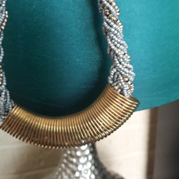 Beaded choker with metal accent piece - Picture 3 of 3